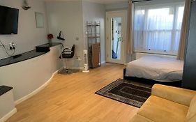 Studio Apartment - Entire Lower Ground Floor - Only 7 Mins Walk Kings Cross St Pancras Station